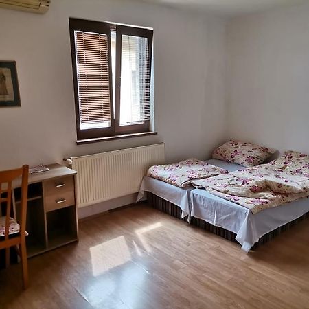 Anh' Private Rooms For Tourist Братислава Экстерьер фото
